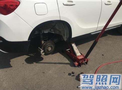 压上塑料袋致使爆胎，小白用车应注意什么事情？