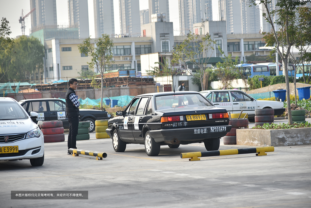 到底先踩离合还是先踩刹车？一分钟掌握！